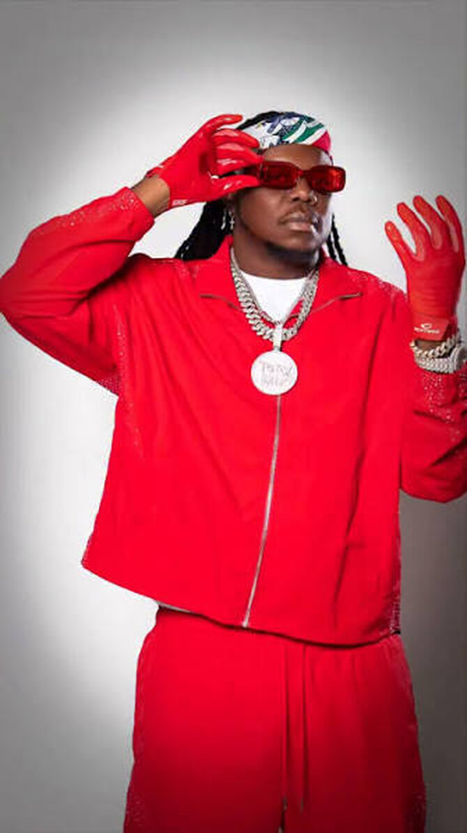 Tony Mix, en rouge, lunettes et gants rouges